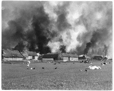 Zdjęcie płonącej Wąwolnicy, 3 maja 1946. Fot. John Vachon