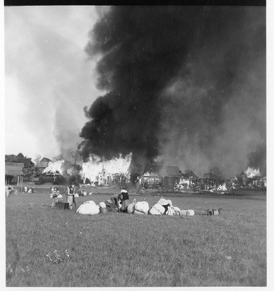 Zdjęcie płonącej Wąwolnicy, 3 maja 1946. Fot. John Vachon