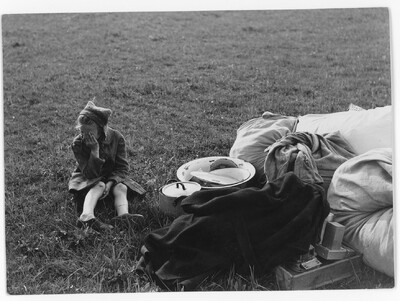 Mieszkanka Wąwolnicy z uratowanym dobytkiem. Wąwolnica, 3 maja 1946. Fot. John Vachon