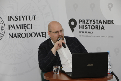 Przemysław Mrówka, prowadzący cykl spotkań „Świat wobec Szczecina” – 4 maja 2021. Fot. Piotr Życieński (IPN)
