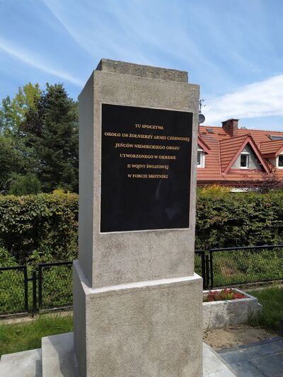 Kraków-Skotniki, lipiec 2020, remont cmentarza z II wojny światowej – cmentarz jeńców sowieckich wziętych do niewoli przez Niemców, remont przeprowadzony wspólnie z Małopolskim Urzędem Wojewódzkim. Fot. IPN