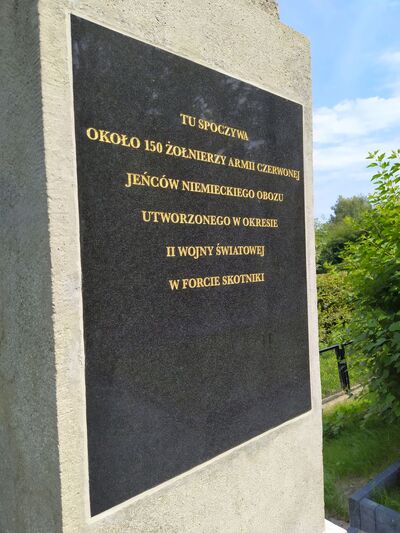 Kraków-Skotniki, lipiec 2020, remont cmentarza z II wojny światowej – cmentarz jeńców sowieckich wziętych do niewoli przez Niemców, remont przeprowadzony wspólnie z Małopolskim Urzędem Wojewódzkim. Fot. IPN