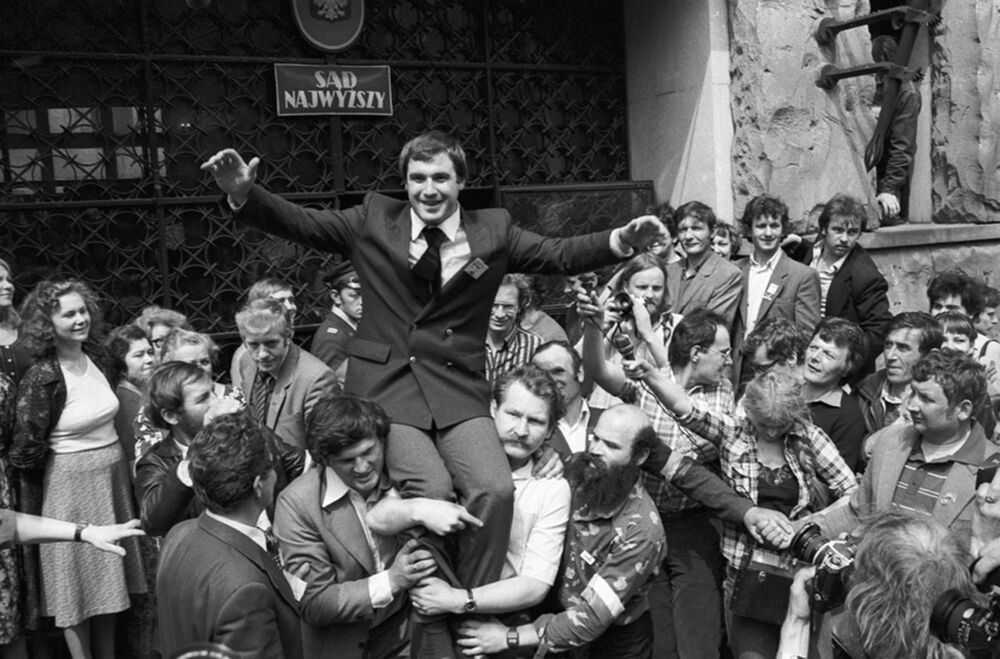 Rejestracja przez Sąd Najwyższy w Warszawie NSZZ RI „Solidarność”. Przed gmachem sądu: Jan Kułaj przewodniczący NSZZ RI „Solidar-ność”, 12 maja 1981 r. (AIPN)