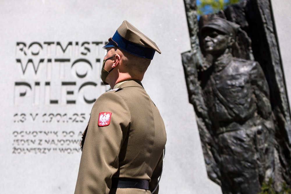 Uroczystości pod pomnikiem rtm. Witolda Pileckiego na warszawskim Żoliborzu, upamiętniające 120. rocznicę jego urodzin – 13 maja 2021. Fot. Sławek Kasper (IPN)