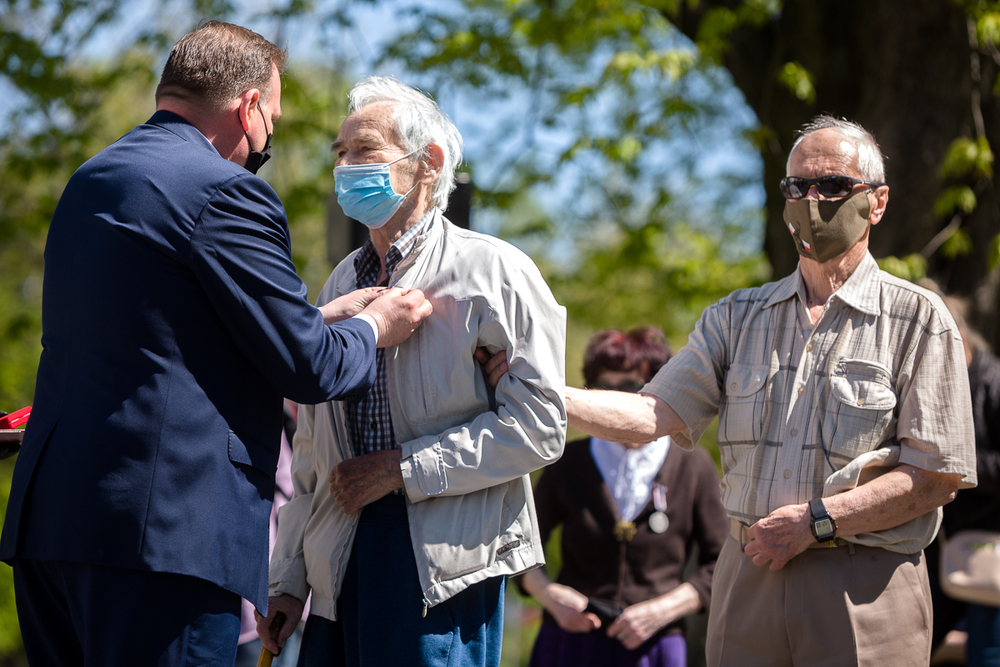 Uroczystości pod pomnikiem rtm. Witolda Pileckiego na warszawskim Żoliborzu, upamiętniające 120. rocznicę jego urodzin – 13 maja 2021. Fot. Sławek Kasper (IPN)