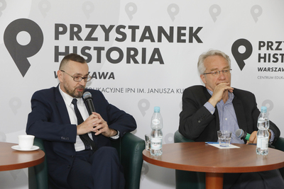 Dr hab. Jerzy Kirszak (OBBH IPN we Wrocławiu) (L) oraz prof. Rafał Habielski (BBH IPN, UW) (P) podczas dyskusji o gen. Władysławie Andersie – 13 maja 2021. Fot. Piotr Życieński (IPN)
