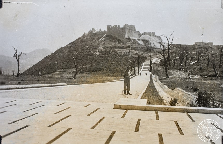 Widok z polskiego cmentarza wojennego na ruiny klasztoru Benedyktynów na Monte Cassino, 1945 r. (AIPN)