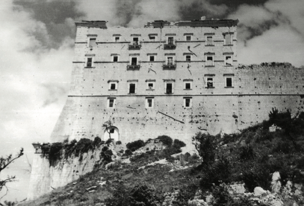 Ruiny klasztoru Monte Cassino po zakończeniu walk, maj 1944 r. (fot. NAC)