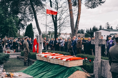 Pogrzeb 8 żołnierzy Wojska Polskiego poległych w obronie Fortu III w Pomiechówku w 1939 r. fot. MN/BUWiM