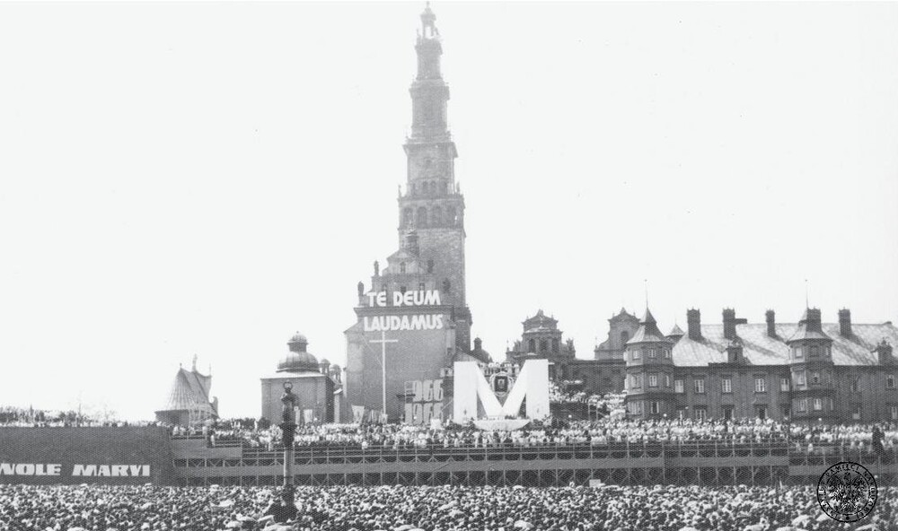 Obchody Milenium Chrztu Polski w Częstochowie. Tłumy wiernych na błoniach klasztoru oo. Paulinów na Jasnej Górze. Klasztor w tle. Widoczny ołtarz i obraz Matki Boskiej Częstochowskiej. Fot. z zasobu IPN