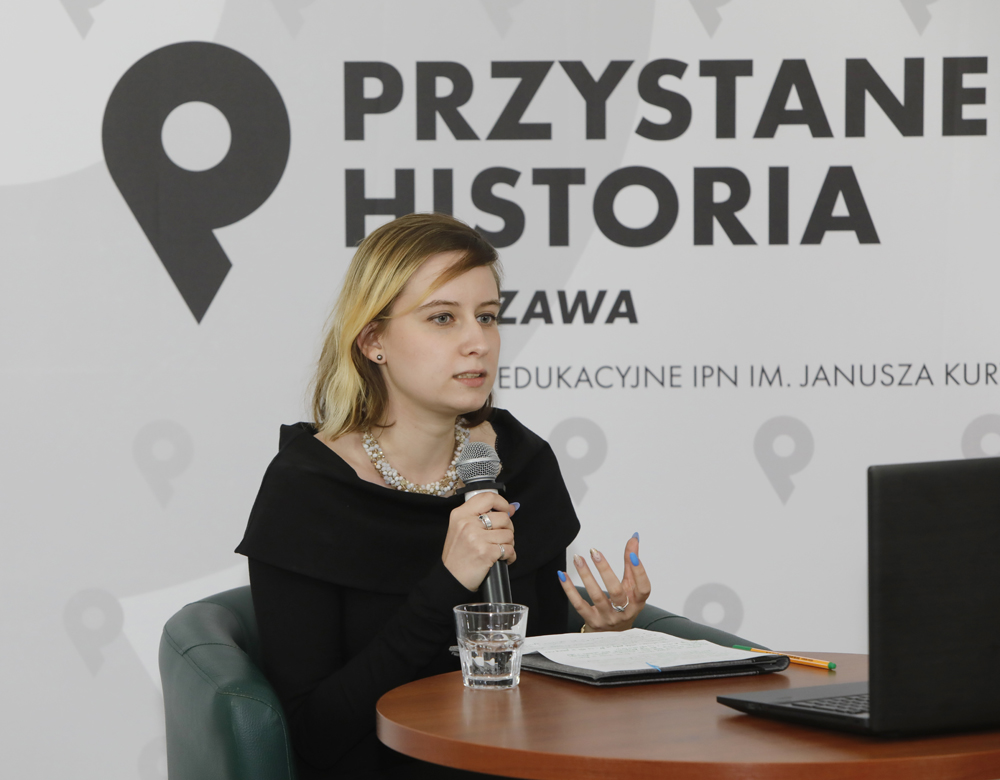 Karolina Wanda Olszowska – prowadząca spotkanie z cyklu „Jak Polacy budowali Orient” – 23 maja 2021. Fot. Piotr Życieński (IPN)