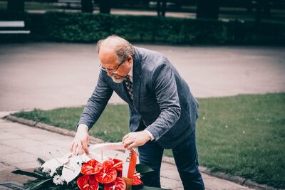 Dyrektor Biura Upamiętniania Walk i Męczeństwa IPN Adam Siwek złożył wiązankę przy tablicy upamiętniającej powrót zwycięskiego wojska. fot. MN/BUWiM