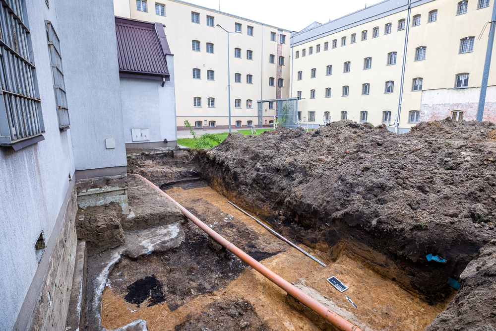 Kolejny etap prac poszukiwawczych na terenie dawnego więzienia przy ul. Rakowieckiej. Fot. Sławek Kasper (IPN). Fot. Sławek Kasper (IPN)
