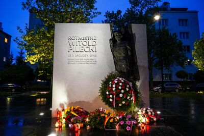 Adam Siwek, dyrektor BUWiM IPN, zapalił znicz pod pomnikiem rotmistrza przy al. Wojska Polskiego w Warszawie – 25 maja 2021. Fot. Mateusz Niegowski (IPN)