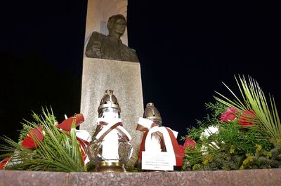 W Oświęcimiu znicze zapłonęły przy pomniku Pileckiego przy Małopolskiej Uczelni Państwowej im. Rotmistrza Witolda Pileckiego – 25 maja 2021. Fot. Janusz Ślęzak (IPN)