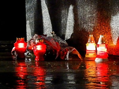 Hołd dla rotmistrza Pileckiego pod pomnikiem Armii Krajowej w Olsztynie. Fot. D. (Zagził IPN)