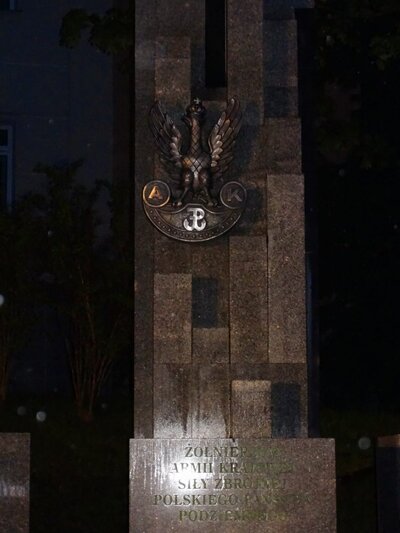 Hołd dla rotmistrza Pileckiego pod pomnikiem Armii Krajowej w Olsztynie. Fot. D. (Zagził IPN)