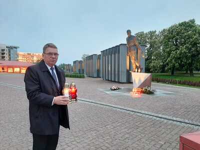 W Gdańsku dyrektor gdańskiego IPN prof. Mirosław Golon zapalił znicz przed pomnikiem rtm. Witolda Pileckiego przy Muzeum II Wojny Światowej – 25 maja 2021 Fot. IPN
