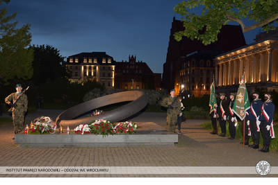 We Wrocławiu znicz zapłonął pod pomnikiem rotmistrza Witolda Pileckiego na Promenadzie Staromiejskiej