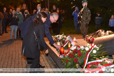 We Wrocławiu znicz zapłonął pod pomnikiem rotmistrza Witolda Pileckiego na Promenadzie Staromiejskiej