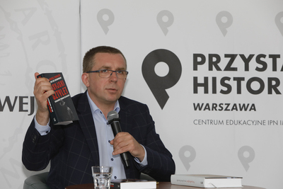 Rafał Dudkiewicz – prowadzący dyskusję „O istocie kontrwywiadu” z cyklu „Kulisy historii” – 29 maja 2021. Fot. Piotr Życieński (IPN)