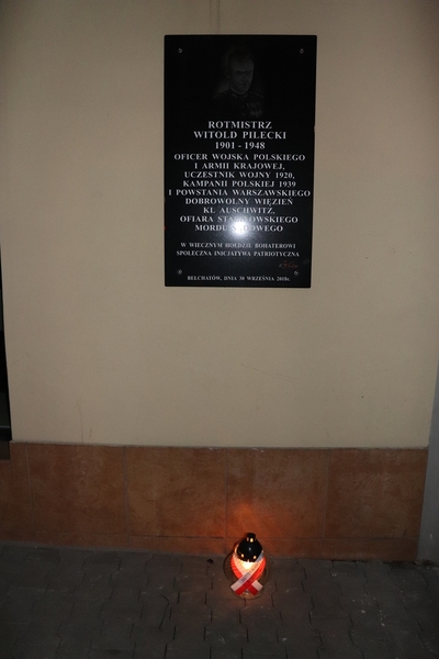 Znicz ku czci Witolda Pileckiego w Bełchatowie, pod tablicą przy ul. Pileckiego