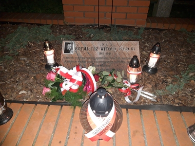W Brzezinach ​znicz zapłonął pod symboliczną tablicą na kwaterze żołnierzy września 1939 r. na cmentarzu parafialnym