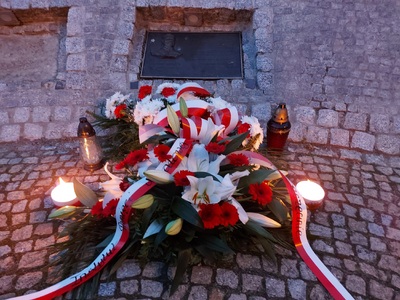Znicze pod tablicą pamiątkową poświęconą Witoldowi Pileckiemu w Połczynie-Zdroju