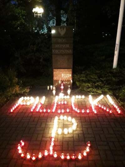Znicze pamięci w godzinę śmierci rotmistrza Witolda Pileckiego w Opolu