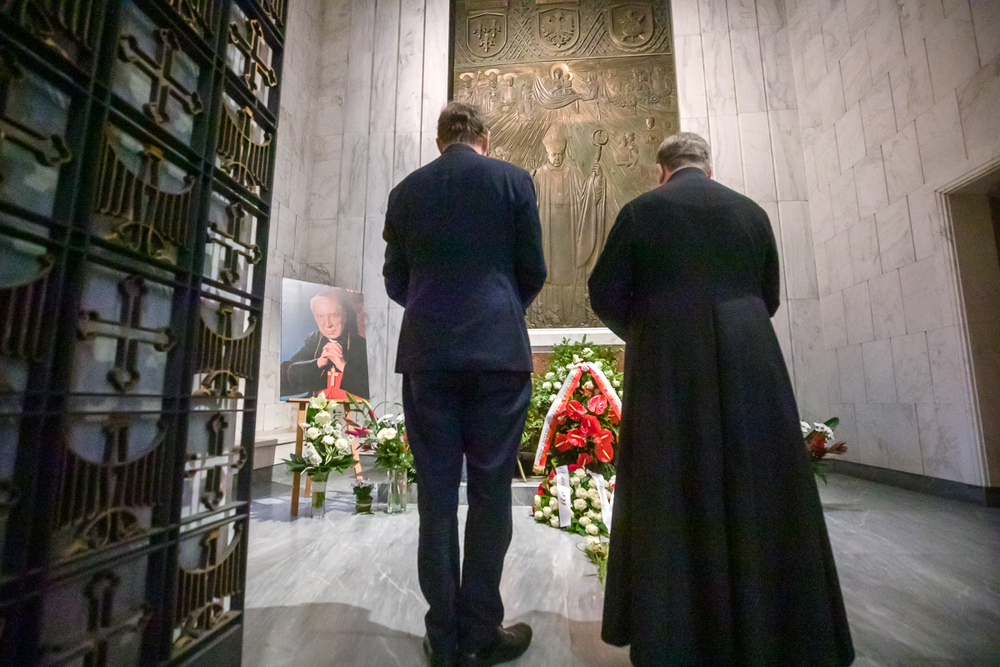 W 40. rocznicę śmierci kardynała Wyszyńskiego prezes IPN dr Jarosław Szarek złożył kwiaty przed sarkofagiem prymasa w Bazylice Archikatedralnej p.w. Męczeństwa św. Jana Chrzciciela w Warszawie – 28 maja 2021. Fot. Sławek Kasper (IPN)