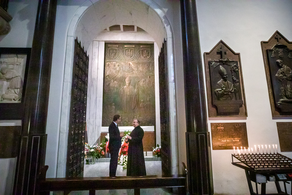 W 40. rocznicę śmierci kardynała Wyszyńskiego prezes IPN dr Jarosław Szarek złożył kwiaty przed sarkofagiem prymasa w Bazylice Archikatedralnej p.w. Męczeństwa św. Jana Chrzciciela w Warszawie – 28 maja 2021. Fot. Sławek Kasper (IPN)