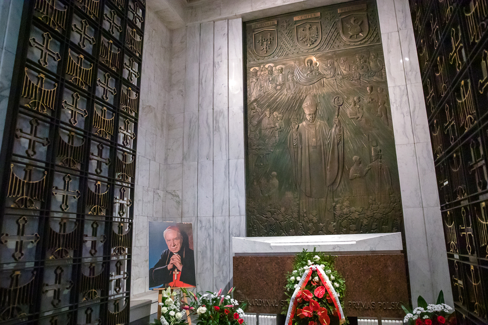 W 40. rocznicę śmierci kardynała Wyszyńskiego prezes IPN dr Jarosław Szarek złożył kwiaty przed sarkofagiem prymasa w Bazylice Archikatedralnej p.w. Męczeństwa św. Jana Chrzciciela w Warszawie – 28 maja 2021. Fot. Sławek Kasper (IPN)