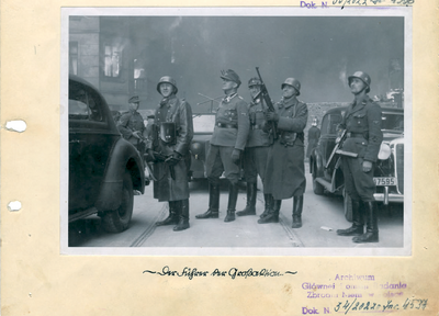 Jürgen Stroop podczas pacyfikacji getta warszawskiego. Zdjęcie ze zbiorów IPN