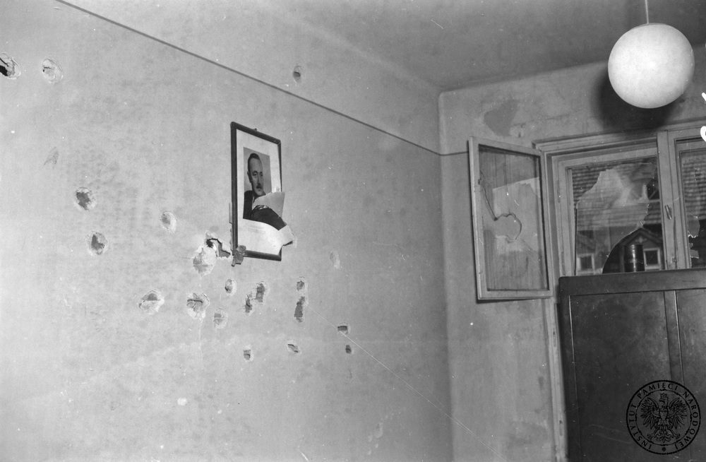 We wnętrzu Wojewódzkiego Urzędu Bezpieczeństwa Publicznego w Poznaniu portret Bolesława Bieruta ostrzelany w trakcie poznańskiego buntu w czerwcu 1956 r. (AIPN)