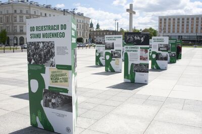 Wystawa „TU rodziła się »Solidarność« rolników” na placu Marszałka Piłsudskiego w Warszawie w 2021 r. Fot. IPN