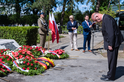 Przedstawiciel Ambasady Niemiec złożył kwiaty pod pomnikiem – Mauzoleum Ofiar Obozów Koncentracyjnych na Cmentarzu Wojskowym na Powązkach – Warszawa, 14 czerwca 2021. Fot. Sławek Kasper (IPN)