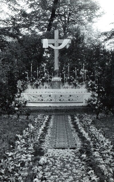 Krzyż na placu przy kościele Najświętszego Serca Pana Jezusa w czerwcu 1960 r. (Archiwum parafii NSPJ w Gliwicach)