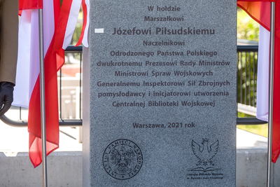 Święto Centralnej Biblioteki Wojskowej, odsłonięcie tablicy upamiętniającej Marszałka Józefa Piłsudskiego – 16 czerwca 2021. Fot. Sławek Kasper (IPN)