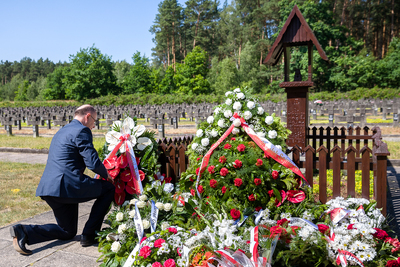 Wiceprezes IPN dr Mateusz Szpytma składa kwiaty przy grobie Marszałka Sejmu II RP Macieja Rataja na Cmentarzu Wojennym w Palmirach – 21 czerwca 2021. Fot. Sławek Kasper (IPN)