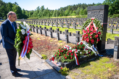 Złożenie wieńca na grobie Janusza Kusocińskiego na Cmentarzu Wojennym w Palmirach – 21 czerwca 2021. Fot. Sławek Kasper (IPN)