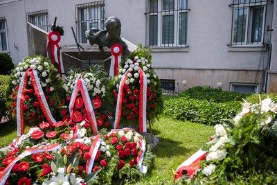 Uroczyste odsłonięcie pomnika Jana Rodowicza „Anody” na dziedzińcu Ministerstwa Sprawiedliwości w Warszawie – 24 czerwca 2021. Fot. Sławek Kasper (IPN)
