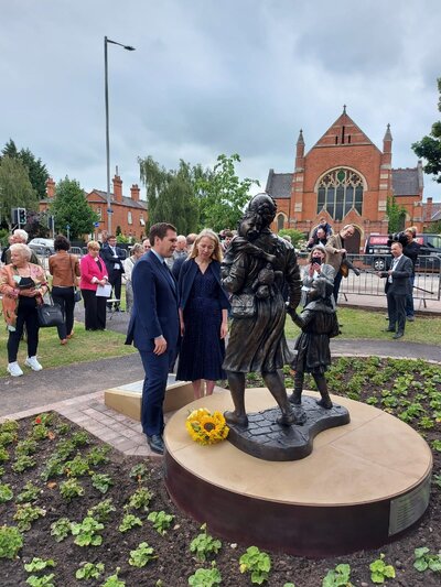 Odsłonięcie pomnika Ireny Sendlerowej w Wielkiej Brytanii – w Newark-on-Trent, 26 czerwca 2021. Fot. Instytut Kultury Polskiej w Londynie