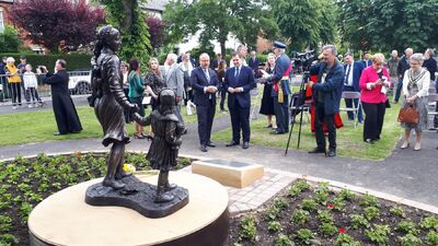 Odsłonięcie pomnika Ireny Sendlerowej w Wielkiej Brytanii – w Newark-on-Trent, 26 czerwca 2021. Fot. Instytut Kultury Polskiej w Londynie