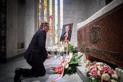Prezes IPN dr Jarosław Szarek składa kwiaty w miejscu spoczynku prymasa Stefana Wyszyńskiego w katedrze św. Jana – 27 czerwca 2021. Fot. Sławek Kasper (IPN)