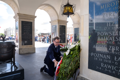 Złożenie wieńców przy Grobie Nieznanego Żołnierza – 27 czerwca 2021. Fot. Sławek Kasper (IPN)