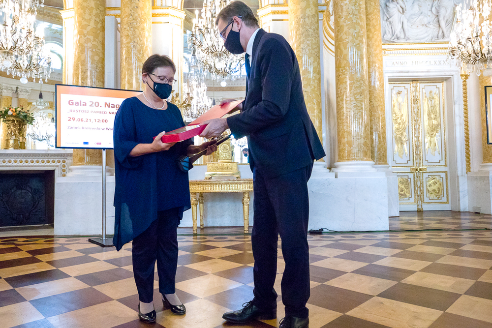 Nagrodę „Kustosz Pamięci Narodowej” dla śp. Wojciecha Ziembińskiego z rąk prezesa IPN odebrała Teresa Krynicka, córka legendarnego działacza opozycji antykomunistycznej – Warszawa, 29 czerwca 2021. Fot. Sławek Kasper (IPN)
