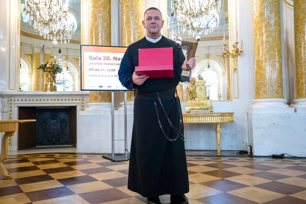Nagrodę „Kustosz Pamięci Narodowej” w imieniu oo. redemptorystów posługujących w Radiu Maryja odebrał o. Grzegorz Woś – Warszawa, 29 czerwca 2021. Fot. Sławek Kasper (IPN)