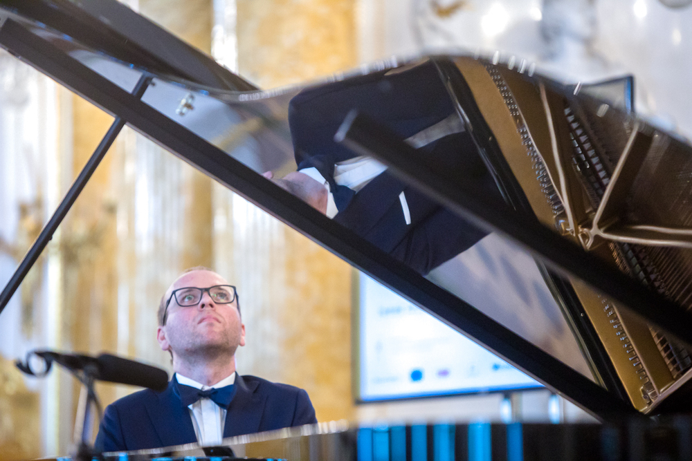 Galę Nagrody „Kustosz Pamięci Narodowej” zakończył recital fortepianowy Pawła Wakarecego, wnuka gen. Elżbiety Zawackiej „Zo”, laureatki nagrody „Kustosz Pamięci Narodowej” z 2002 roku – Warszawa, 29 czerwca 2021. Fot. Sławek Kasper (IPN)