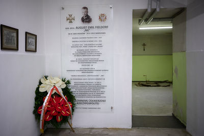 Tablicę ku czci gen. Fieldorfa „Nila” umiejscowiono obok celi straceń w dawnym więzieniu mokotowskim. Fot. Sławek Kasper (IPN)