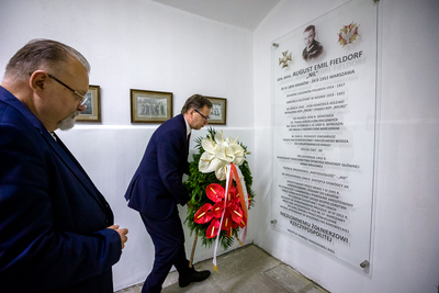 Prezes IPN Jarosław Szarek i dyrektor Muzeum Żołnierzy Wyklętych Jacek Pawłowicz składają kwiaty pod tablicą gen. „Nila”. Fot. Sławek Kasper (IPN)